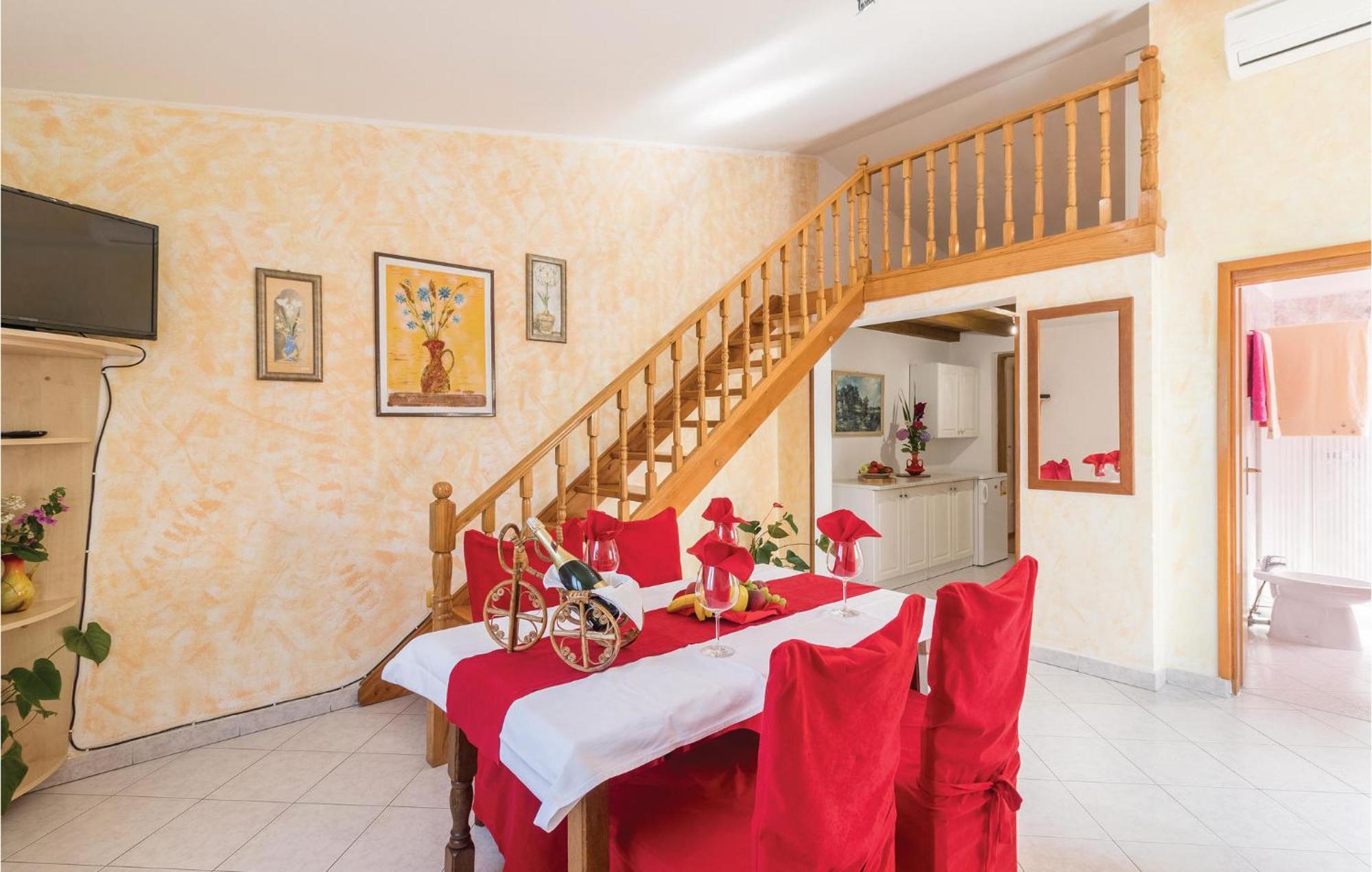 2 Bedroom Amazing Home In Pula Exterior photo