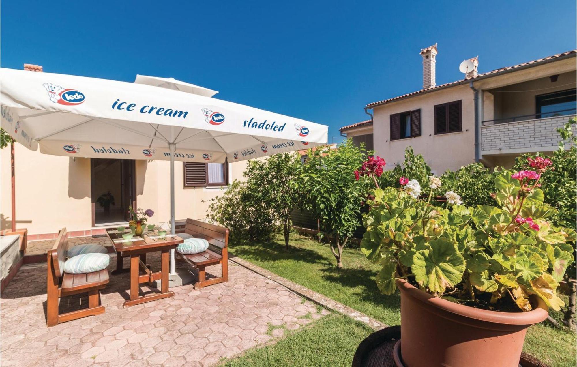 2 Bedroom Amazing Home In Pula Exterior photo