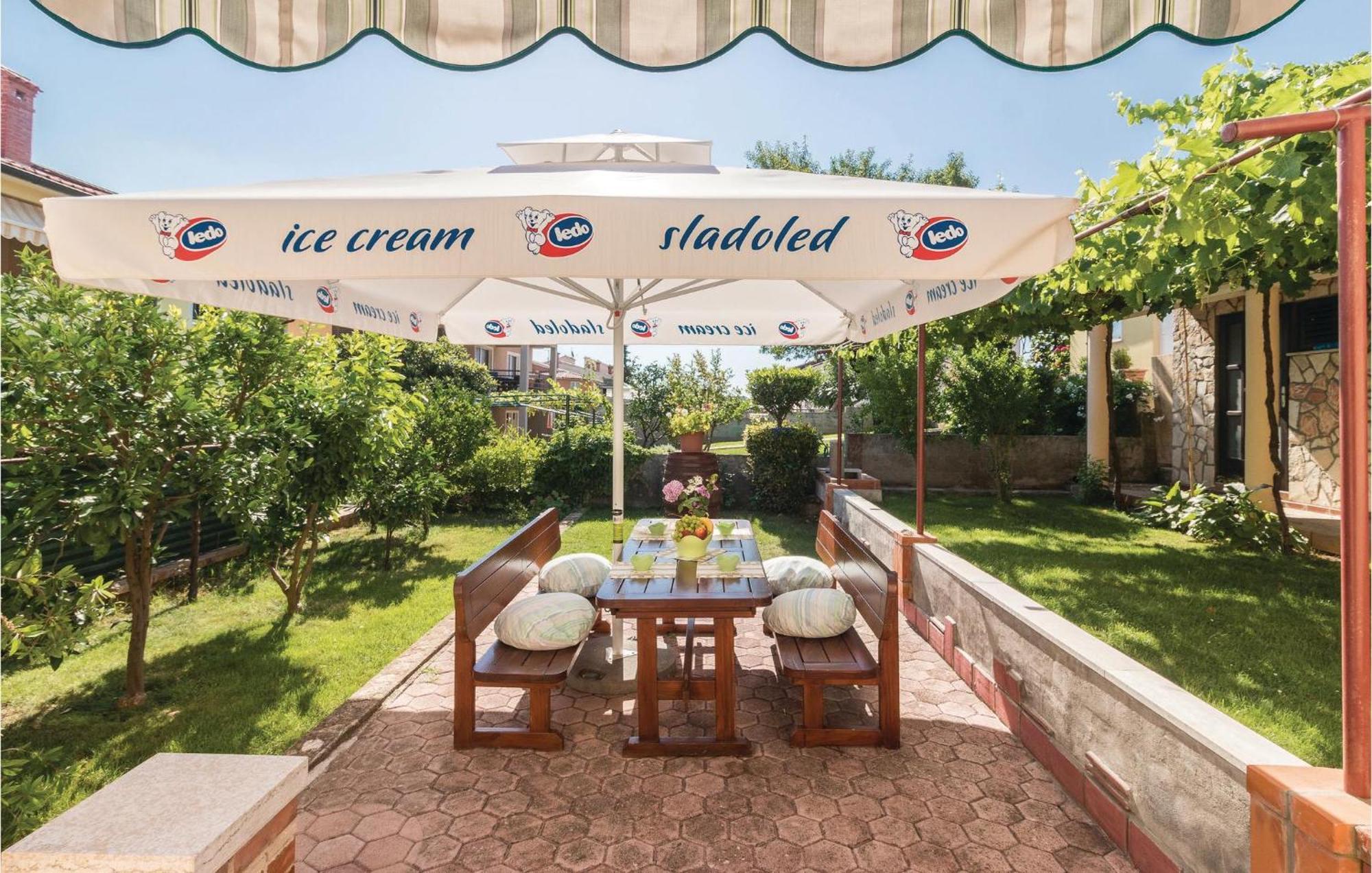 2 Bedroom Amazing Home In Pula Exterior photo